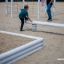 Enfants jouant sur l’équipement de terrain de jeu Sandbox dans un parc.