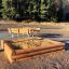 Sandbox en bois dans un parc avec des bancs.