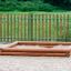 Sandbox en bois dans une aire de jeux.