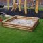 Sandbox en bois dans l’aire de jeux.