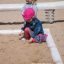 Enfants jouant dans Sandbox sur l’aire de jeux.