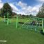 Aire de jeux avec Rhombus Net et d’autres structures d’escalade sous un ciel bleu.