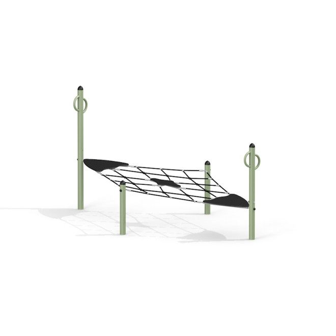 Structure d’escalade de aire de jeux Rhombus Net avec des poteaux verts et un filet d’escalade noir.