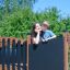 Mère et enfant sur la structure Square Play Nature dans un parc.
