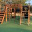 Équipement de aire de jeux extérieur Square Play Nature avec structures en bois et éléments d’escalade.