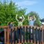 Enfants jouant sur le pont de l’aire de jeux Square Play Nature.
