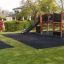 Équipement de aire de jeux en bois Square Play Nature avec toboggan et structures d’escalade dans un jardin