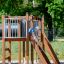 Un enfant jouant sur la structure d’escalade Square Play Nature dans un parc.