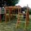 Structure de aire de jeux Square Play Nature avec échelles et toboggan dans un jardin résidentiel.