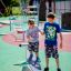Enfants jouant sur un équipement de jeu Surf Board.