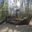 Bateau d’aire de jeux en bois avec toboggan dans la forêt, nom du produit : Small Ship Nature.
