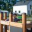 Enfant jouant sur la structure de jeu Small Ship Nature.