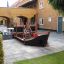 Structure d’aire de jeux en bois Small Ship Nature dans une cour