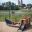Ensemble d’aire de jeux Small Ship Nature avec toboggan et zone d’escalade.
