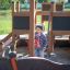 Enfant jouant sur l’équipement d’aire de jeux extérieur Small Ship Nature.