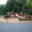 Structure d’aire de jeux Small Ship Nature avec toboggans et éléments d’escalade dans un parc