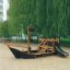 Structure d’aire de jeux en bois en forme de Small Ship Nature avec un toboggan et un cadre d’escalade.