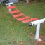 Équipement de jeu Bridge rouge et blanc sur l’herbe.