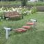 Équipement de terrain de jeu extérieur Bridge avec planches de marche rouges sur l'herbe.