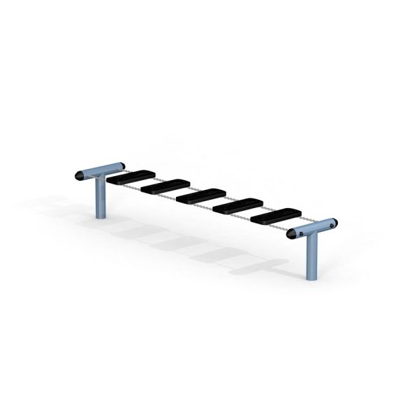 Équipement de terrain de jeu pour enfants, modèle Bridge avec marches noires et barres de soutien bleues.