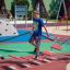 Enfants jouant sur l’équipement de jeu Bridge dans une aire de jeu extérieure.