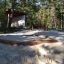 Sandbox with bark dans une aire de jeux en forêt