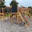 Château Searobber en bois avec toboggan et structures d’escalade dans une aire de jeux.