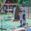 Enfants jouant sur l’équipement de jeu Balances de Lars Laj, avec des éléments d’escalade et d’équilibre colorés