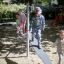 Enfants jouant sur l’équipement de jeu Balances.