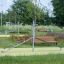 Équipement de jeu extérieur pour exercices d’équilibre dans un parc.