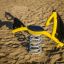 Jouet de terrain de jeu Yacht Swing rocking sur une surface sablonneuse.