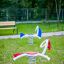 Deux jouets Yacht Swing rocking sur une aire de jeux.