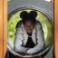 Enfant jouant dans un toboggan tunnel sur King-Kong Nature II castle with slide.