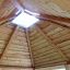 Vue intérieure du plafond de l'abri de jeu en bois Firehouse.