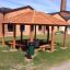 Gazebo en bois Firehouse devant des bâtiments en briques.