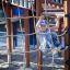 Enfant grimpant sur Tritowers Nature castle with slide avec structure en bois et filet de corde.