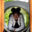 Enfant jouant à l’intérieur de Tritowers Nature castle with slide.