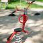 Équipement de terrain de jeu rouge Bird swing rocking dans un parc.