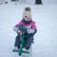 Bird swing rocking jeu à ressort de terrain de jeu en hiver avec un enfant qui joue