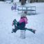 Bird swing rocking jouet de terrain de jeu dans un parc enneigé avec un enfant qui joue