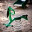 Jouet Bird swing rocking sur une aire de jeux sablonneuse.