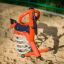 Équipement de terrain de jeu Bird swing rocking sur une surface sablonneuse'