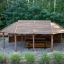 Long Firehouse gazebo extérieur en bois avec table de pique-nique en milieu forestier