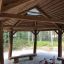 Gazebo extérieur en bois avec tricycle sous Long Firehouse.