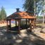Pavillon extérieur en bois Long Firehouse avec sièges dans un cadre de parc