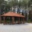 Abri extérieur en bois avec bancs nommé Long Firehouse.