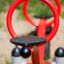 Équipement de jeu rouge SeeSaw avec poignées circulaires.