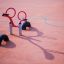 Équipement de jeu rouge SeeSaw sur surface en caoutchouc.