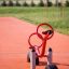 Équipement de jeu rouge SeeSaw sur revêtement en caoutchouc extérieur.