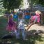 Des enfants jouent sur des équipements de aire de jeux SeeSaw.